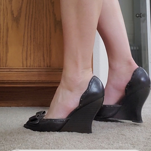 Bcbg Paris 8 rounded contour wedges peep toe bow metal accents - Picture 2 of 12